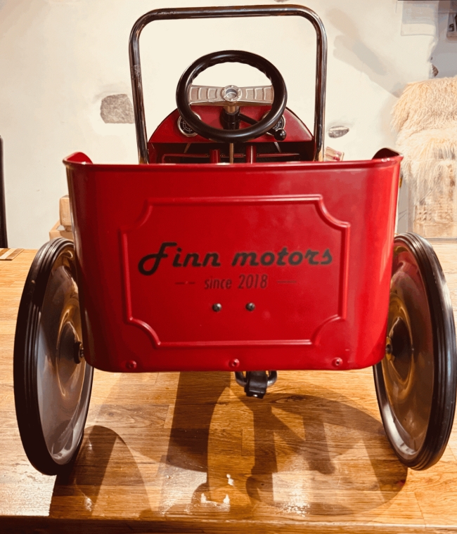 Voiture rouge à pédales pour enfants